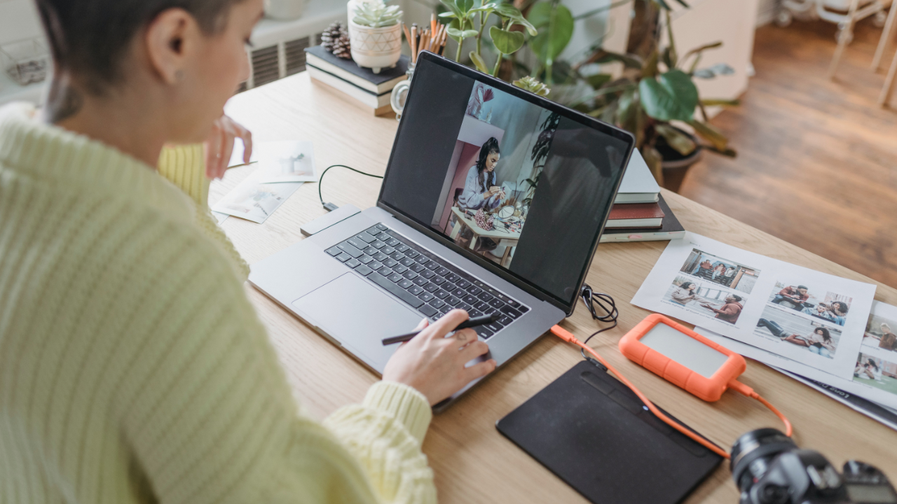 A girl editing images on the laptop.