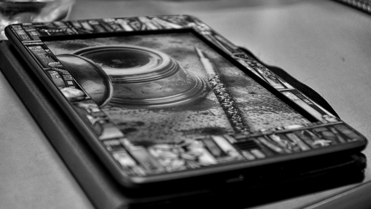 Black and white photo of Kindle device